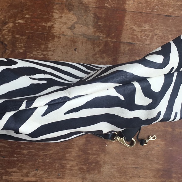 Dooney & Bourke zebra oversized bucket bag - Picture 6 of 8